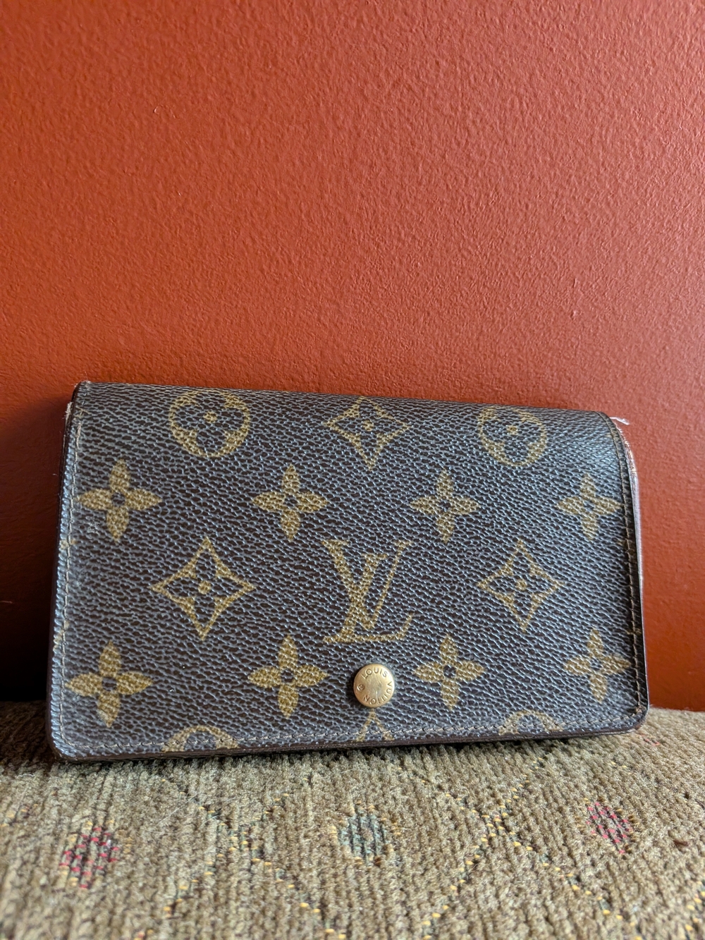 Louis Vuitton Monogram Canvas Compact Brown Wallet. Snaps works perfectly